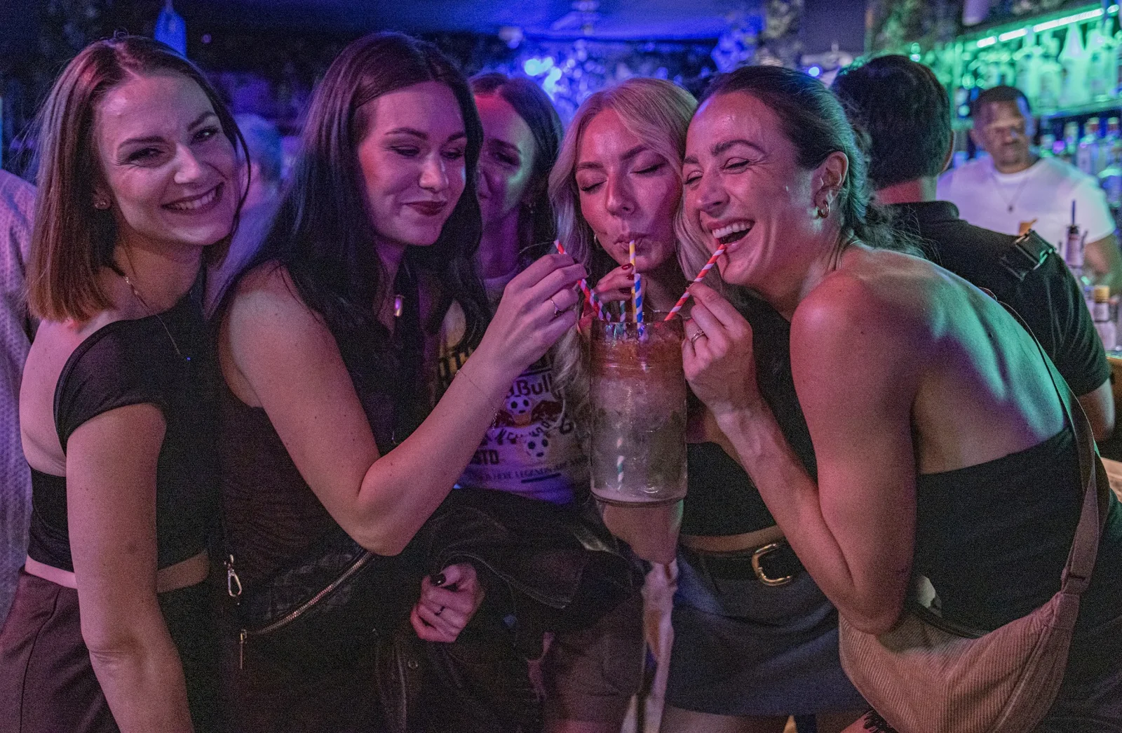 Amigas compartiendo una jarra de mojito en El Sabor Cubano