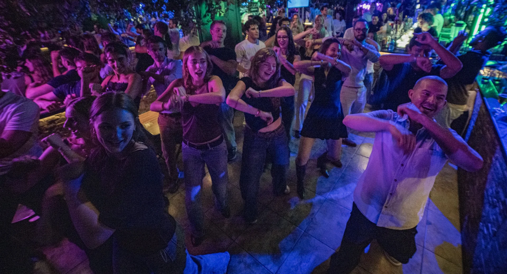 Clientes participando en un taller de baile en El Sabor Cubano de Gràcia