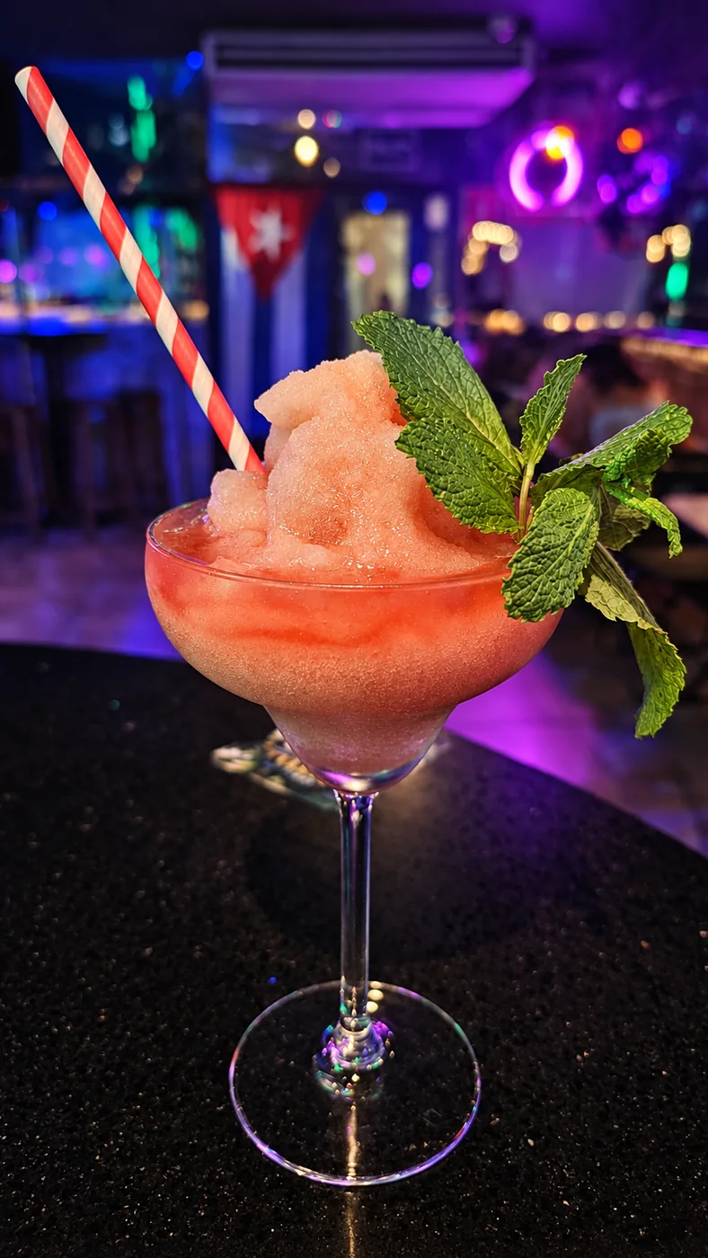Cóctel frozen con hierbabuena en la barra de El Sabor Cubano