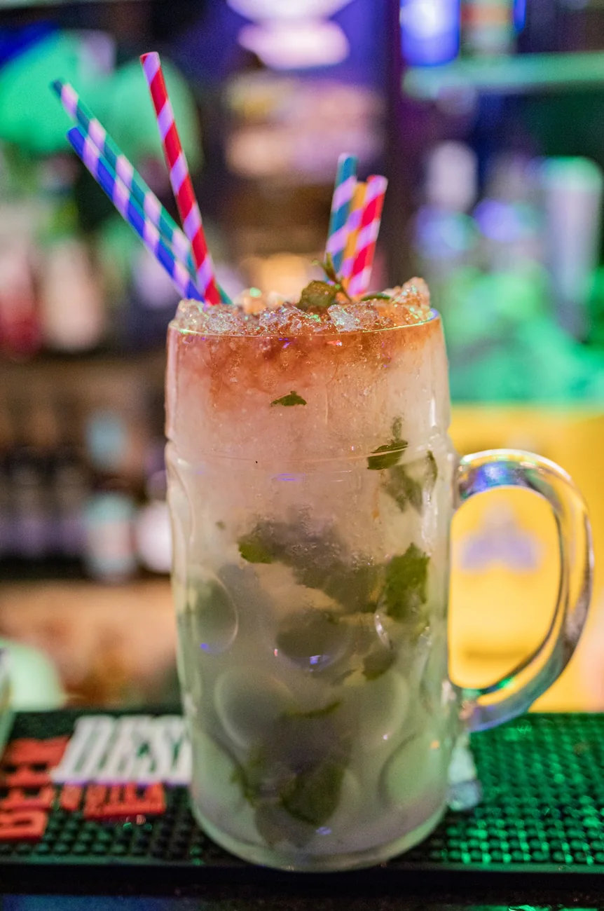 Jarra de mojito con hierbabuena, hielo y pajitas para compartir