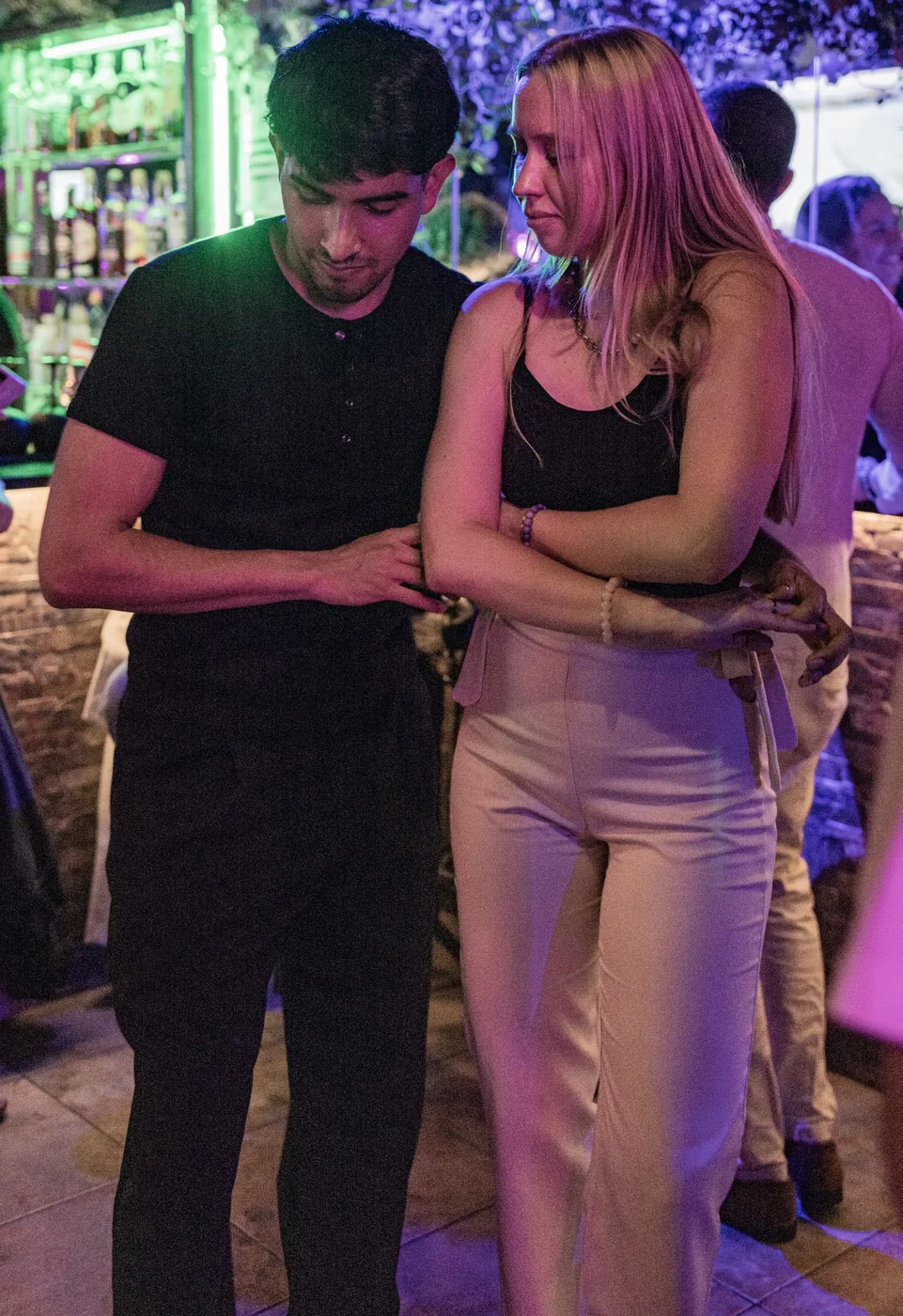 Pareja practicando pasos de baile en El Sabor Cubano